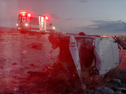 Conductor se vuelca en carretera 30 saliendo de Cuatrociénegas