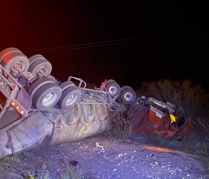 Tráiler vuelca en la carretera Monterrey-Monclova 