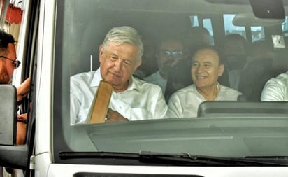 AMLO y Durazo atraviesan puente inundado por las lluvias