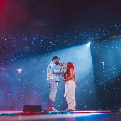 Karol G y Eladio Carrion sorprenden juntos a sus fans al cantar en Puerto Rico