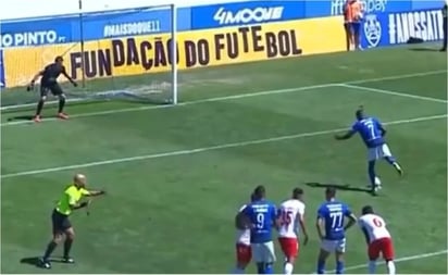 'La estatua' el cobro de penal más extraño en la historia del futbol