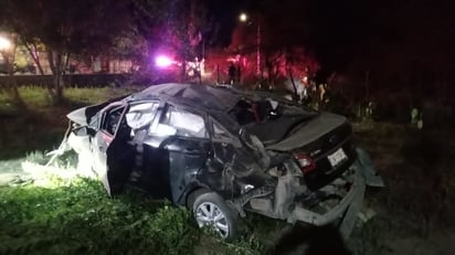 Conductor vuelca y destroza auto en la carretera 30