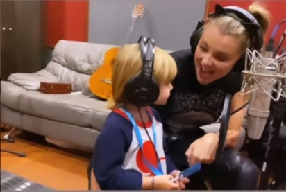 Hijo de Marjorie de Sousa y Julián Gil graba canción con su mamá