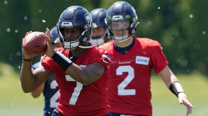 Seattle Seahawks demorarán tanto como sea posible la designación de su quarterback titular