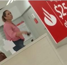 Mujer arremete e insulta a personal del banco en Piedras Negras