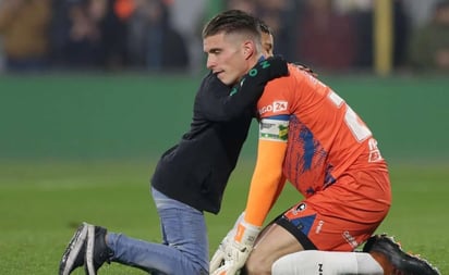 Niño invade campo para abrazar a portero tras perder de último minuto