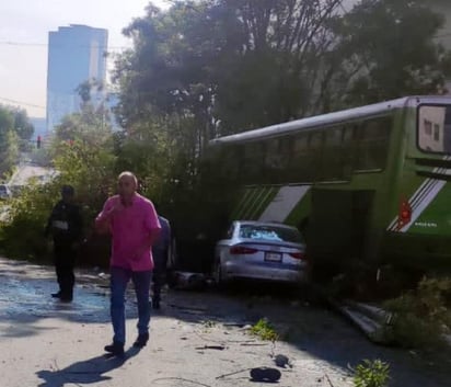 Camión de pasajeros choca vehículos en Cuajimalpa; hay un muerto y tres lesionados