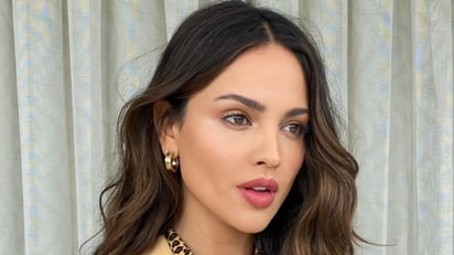 Eiza González pone en tendencia los pantalones transparentes y deslumbra