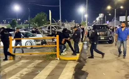 VIDEO: Policías municipales golpean a civil en estacionamiento de la Fenapo