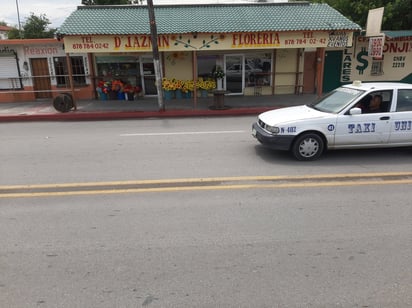 Comercios tienen problemas de estacionamiento por línea roja