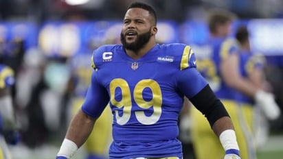 NFL: Aaron Donald enloqueció y le pegó con el casco a dos rivales en práctica