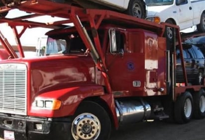 En Ramos Arizpe roban tráiler con 11 auto-patrullas para la policía de Tijuana