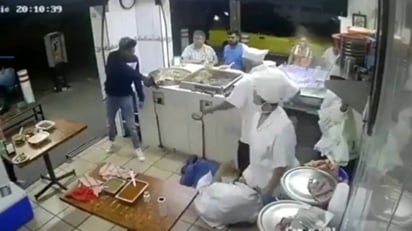 VIDEO: ¡Con los tacos no! Sujetos armados golpean a comensales y personal de una taquería en Guadalajara