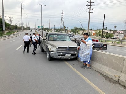 Choque en puente de AHMSA genera caos vial y daños materiales