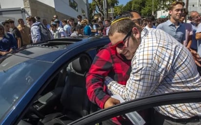 Alumnos regalan un coche a maestro que utilizaba scooter y autobús para llegar a la escuela