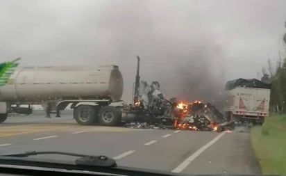 Amanecer violento en Zacatecas: Suman cinco carreteras bloqueadas por grupo criminal