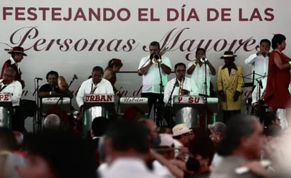 Con mega danzón festejan en CDMX el día del Adulto Mayor