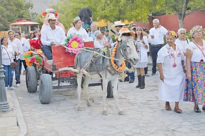 DIF de Ciénegas realiza 'Callejoneada' para festejar a los abuelitos