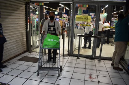 Abuelitos festejan su día trabajando; 'Porque no hay de otra'