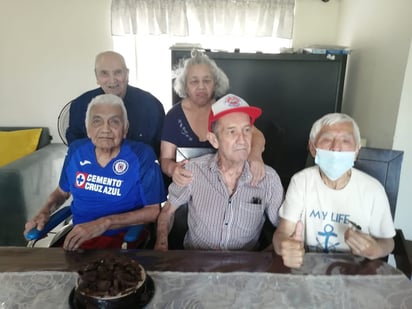 Los abuelos de San Buena son apapachados con festejos en su día