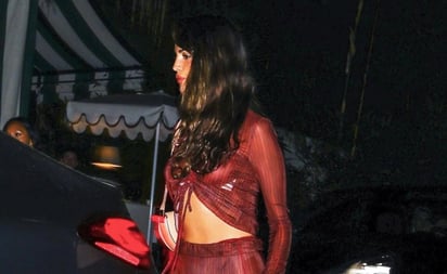 Eiza González pone en tendencia los pantalones transparentes y deslumbra: La actriz Eiza González fue captada por paparazzis en una noche de amigas