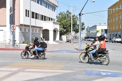 Motociclistas ponen en riesgo la vida de sus compañeros  