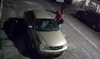 Ladrones saquean auto en la colonia Ciudad Deportiva de Monclova