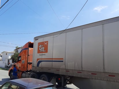 Tráiler derriba cables de internet y telefonía en la colonia Praderas Casas Nuevas de Monclova