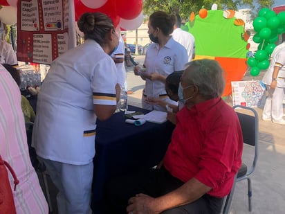 Abuelitos disfrutaron de la feria de salud del adulto mayor en Monclova 