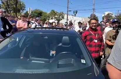 Alumnos regalan auto a su profesor de matemáticas