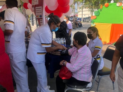 Abuelitos disfrutaron en la Feria de la Salud del Adulto Mayor en la plaza principal 