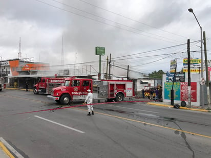 Corto circuito causa fuerte incendio en 'Pulgas de Soriana' 