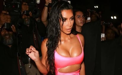 Kim Kardashian luce su silueta con minivestido y look al estilo Barbie