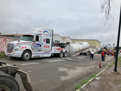 Autotanque con 30 mil litros de gasolina se hunde en la colonia Guadalupe de Monclova 