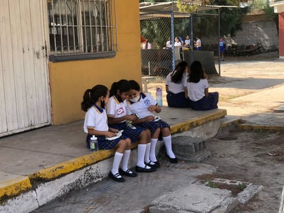 Padres de familia enfrentan los gastos escolares con deudas 