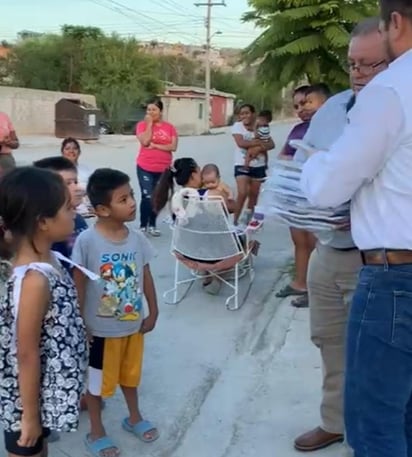 Niños reciben apoyo de útiles escolares por regreso a clases