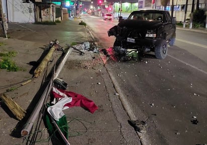 Conductor destroza su pick up, y dos postes en la Av. Lázaro Cárdenas