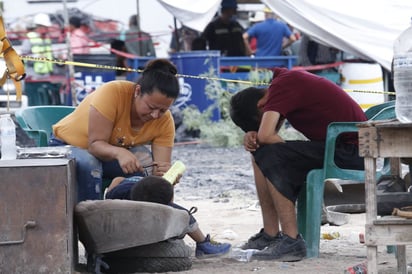 Familias de mineros firman acuerdo de dejarlos bajo tierra