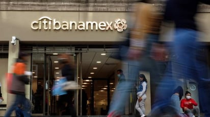 Venta de Banamex ‘se pone difícil’ por peticiones de AMLO