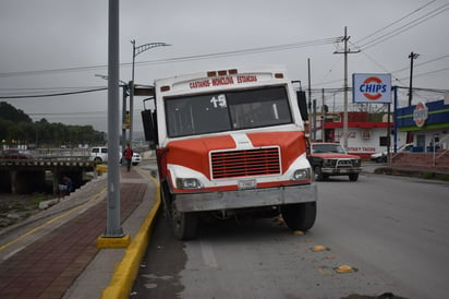 Usuarios cumplen con el pago; camioneros siguen con chatarra