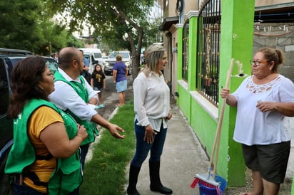 Alcaldesa muestra su apoyo con brigada en las colonias afectadas