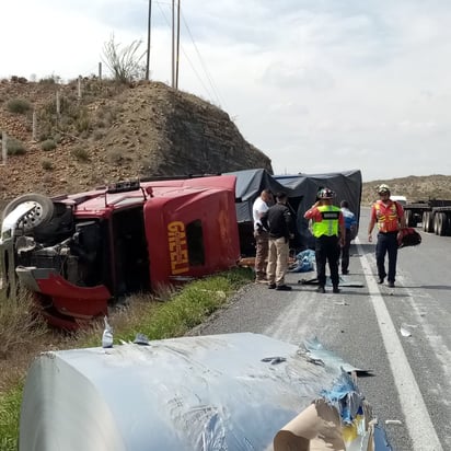 Tráiler vuelca con carga de AHMSA en la carretera 57