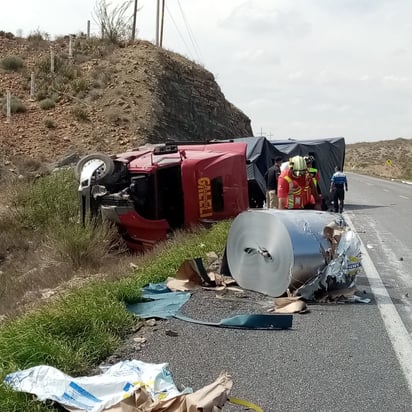 Tráiler vuelca con carga de AHMSA en la carretera federal 57