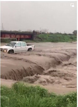 Automovilistas se arriesgan a pasar arroyo de la avenida Industrial con fuerte corriente