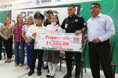 Alcaldesa cumple compromiso con becas a hijos de Policías en Piedras Negras