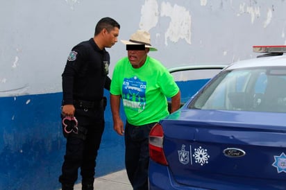 Quincuagenarios agarran como cantina calles de la colonia Otilio Montaño