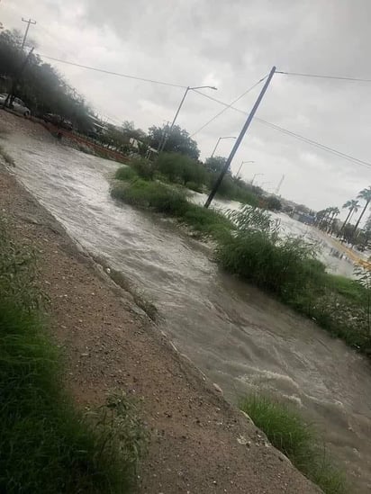 Fuerte lluvia en Monclova pone a tope cauces naturales 