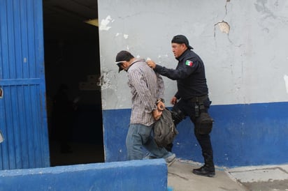 Hombre caminaba en la Zona Centro con armas blancas