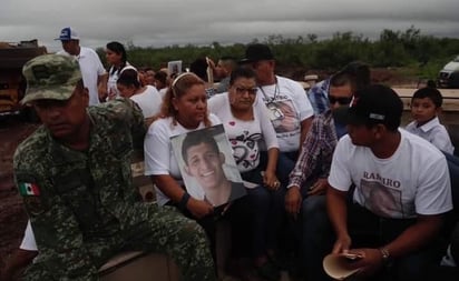 Familiares despiden  a mineros con flores