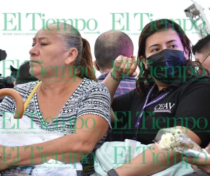 Familiares despiden  a mineros con flores